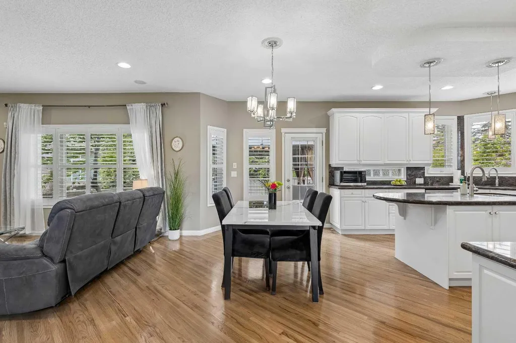 438 Candle Place SW Calgary AB T2W3B3