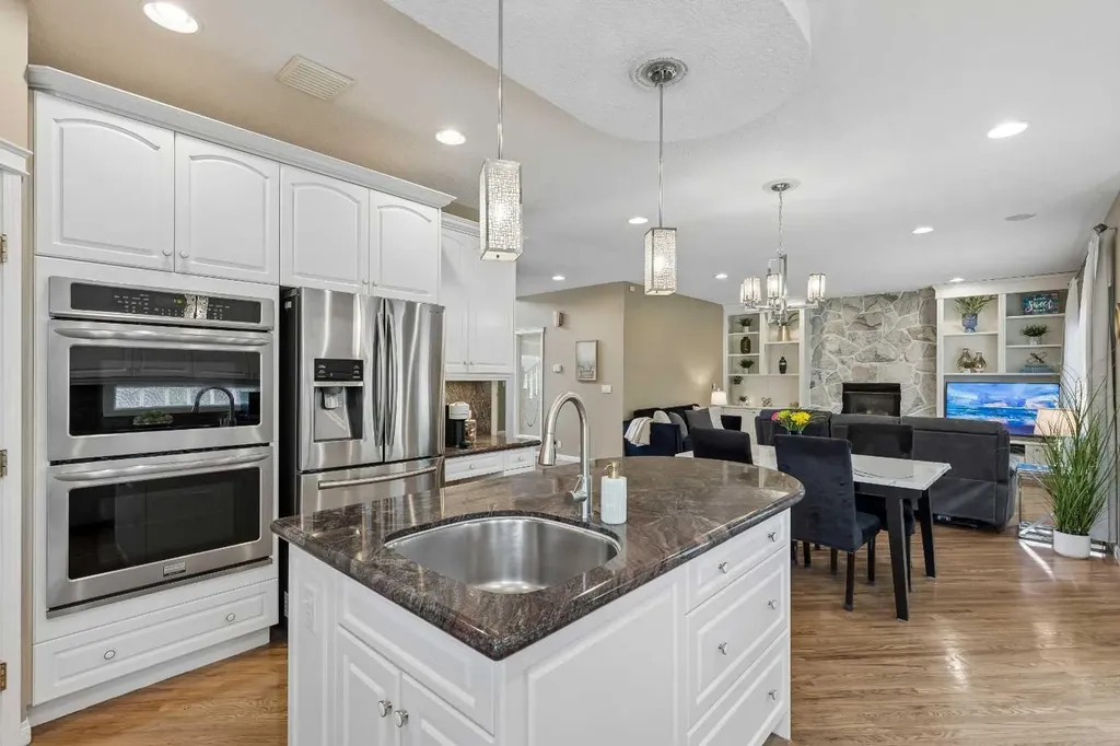 438 Candle Place SW Calgary AB T2W3B3