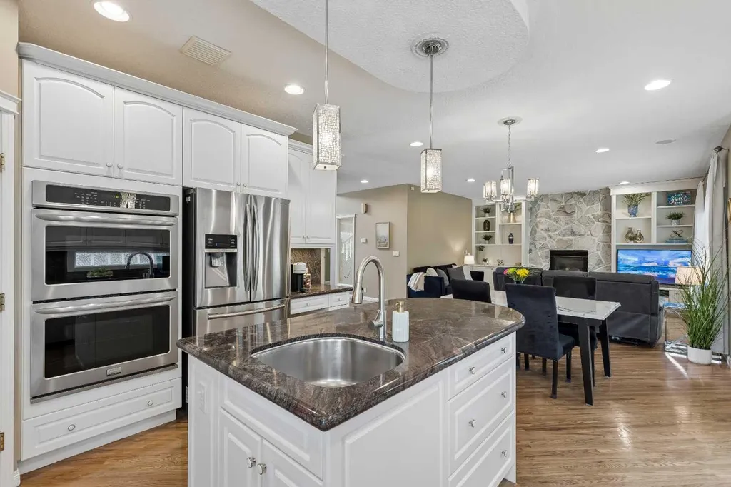 438 Candle Place SW Calgary AB T2W3B3