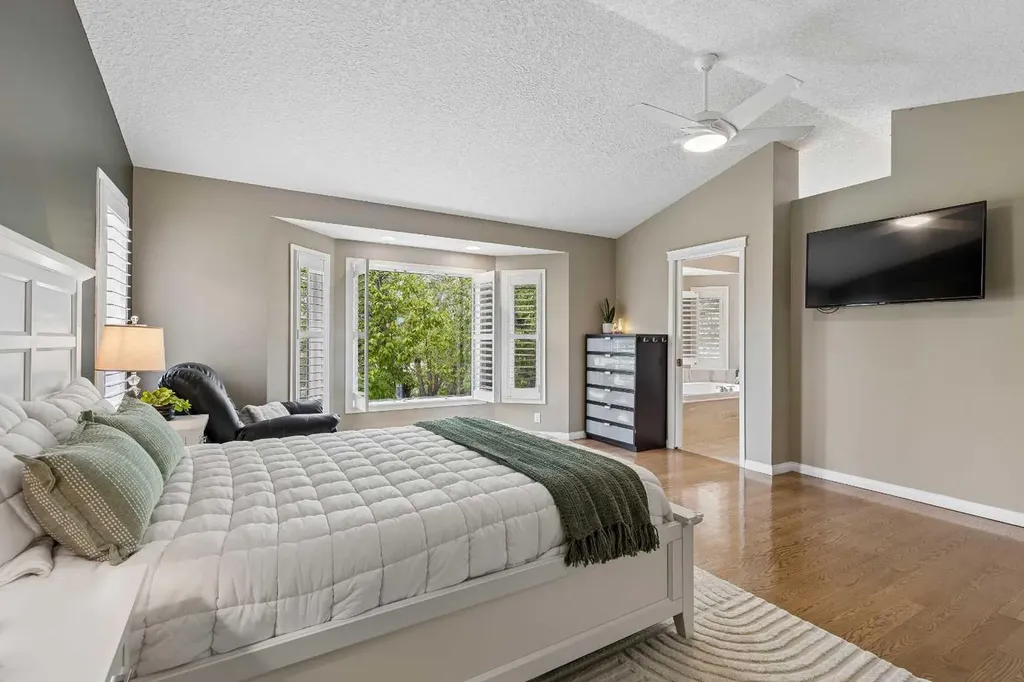 438 Candle Place SW Calgary AB T2W3B3