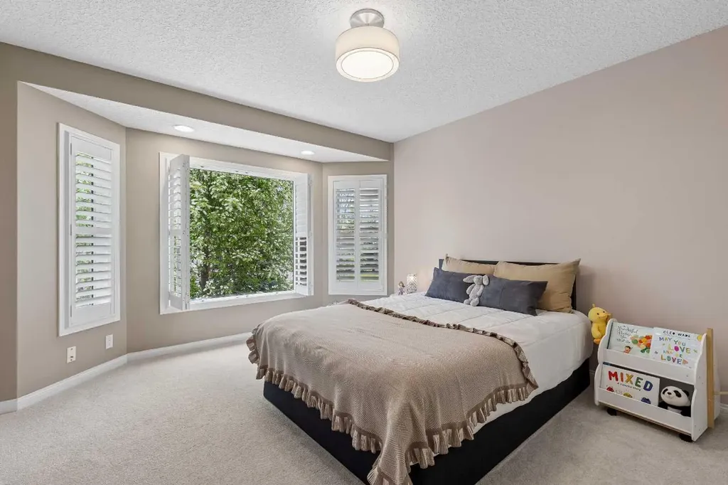 438 Candle Place SW Calgary AB T2W3B3