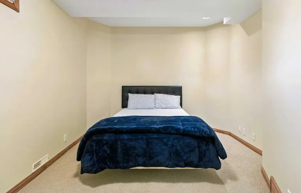 438 Candle Place SW Calgary AB T2W3B3