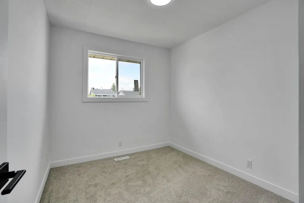 6471 54 Street NE Calgary AB T3J 1Z4