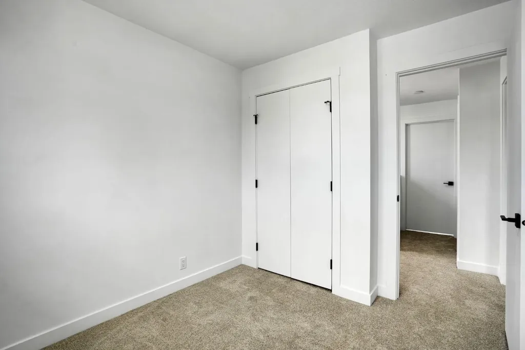 6471 54 Street NE Calgary AB T3J 1Z4