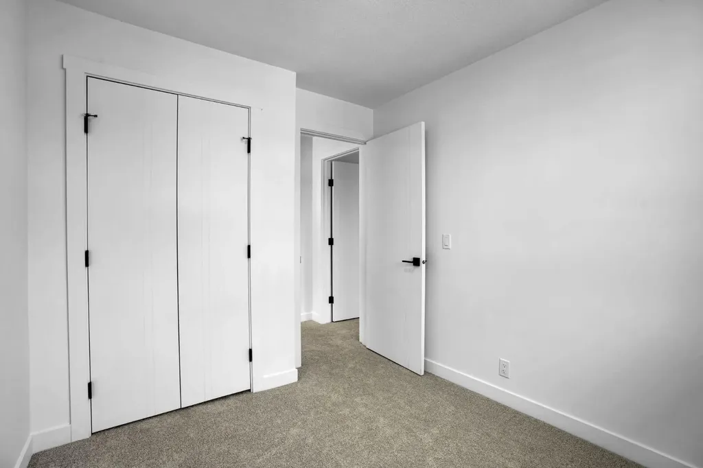 6471 54 Street NE Calgary AB T3J 1Z4