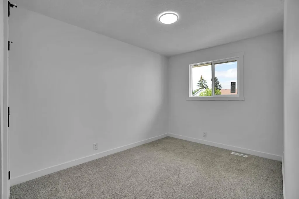 6471 54 Street NE Calgary AB T3J 1Z4
