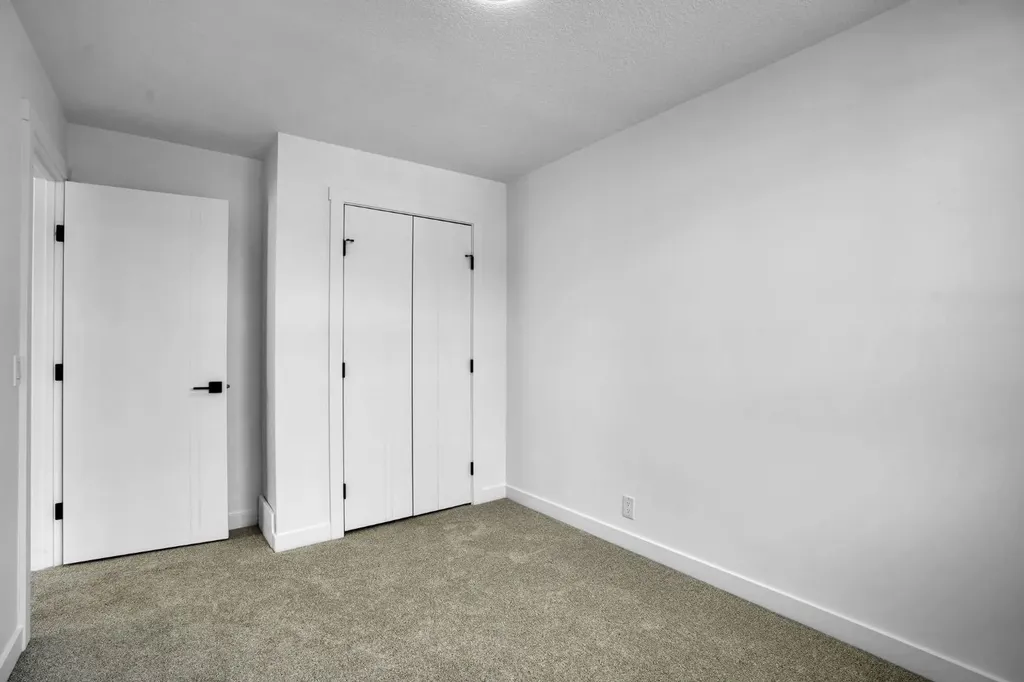 6471 54 Street NE Calgary AB T3J 1Z4