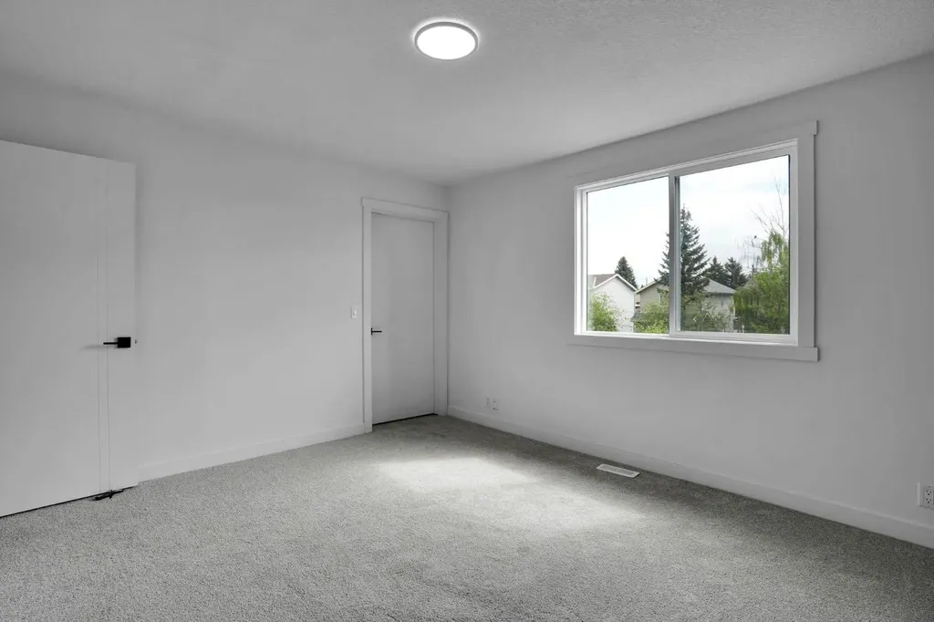 6471 54 Street NE Calgary AB T3J 1Z4