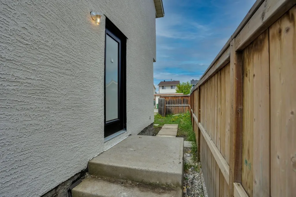 6471 54 Street NE Calgary AB T3J 1Z4