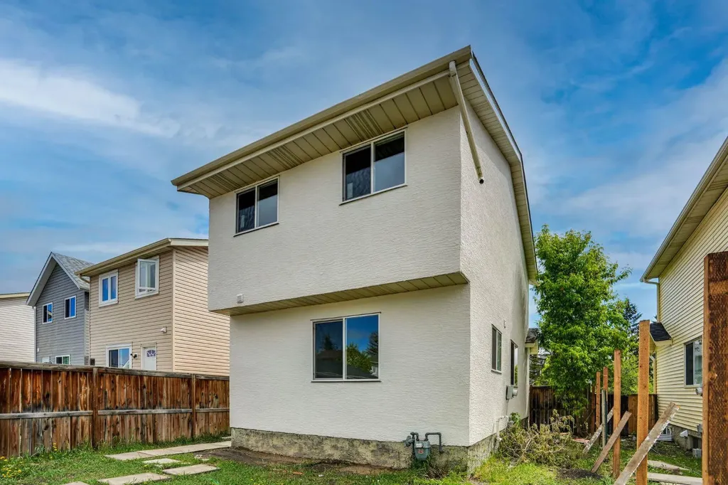 6471 54 Street NE Calgary AB T3J 1Z4