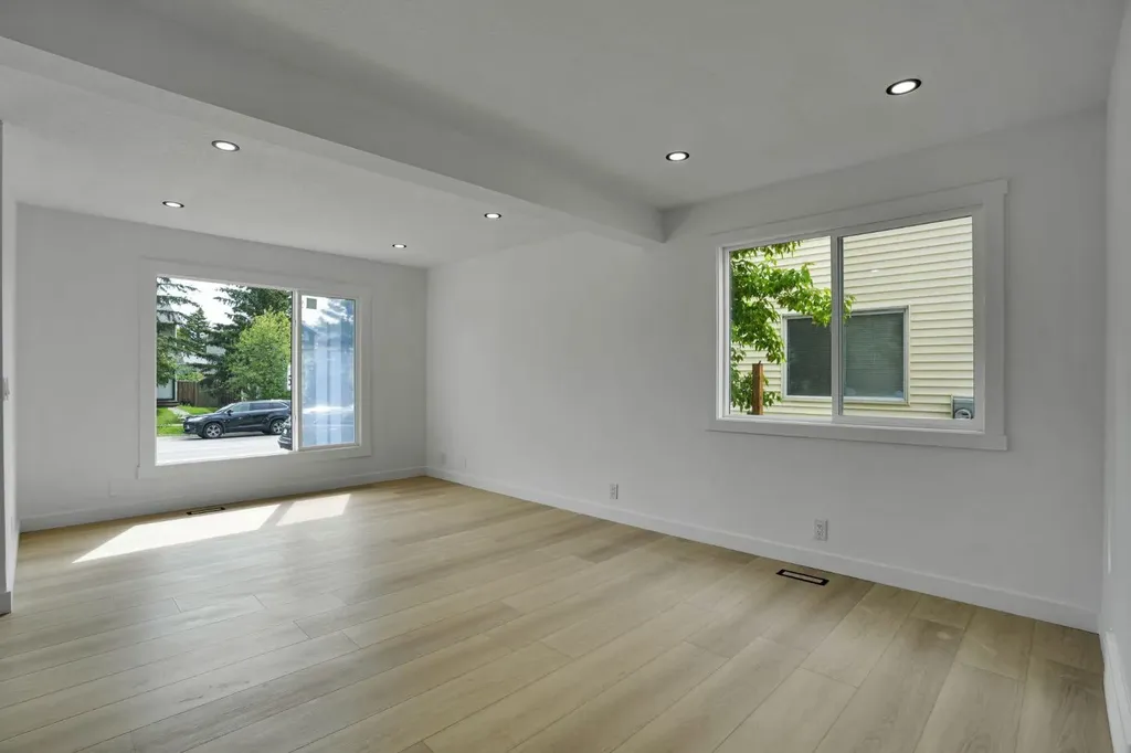 6471 54 Street NE Calgary AB T3J 1Z4