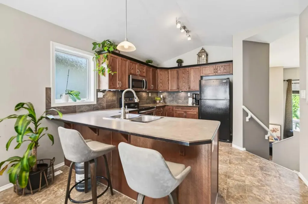 32 Reynolds Road Sylvan Lake AB T4S 0C2