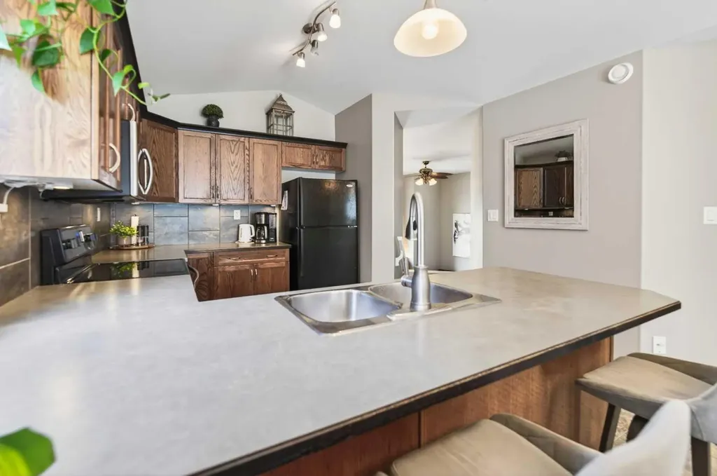 32 Reynolds Road Sylvan Lake AB T4S 0C2
