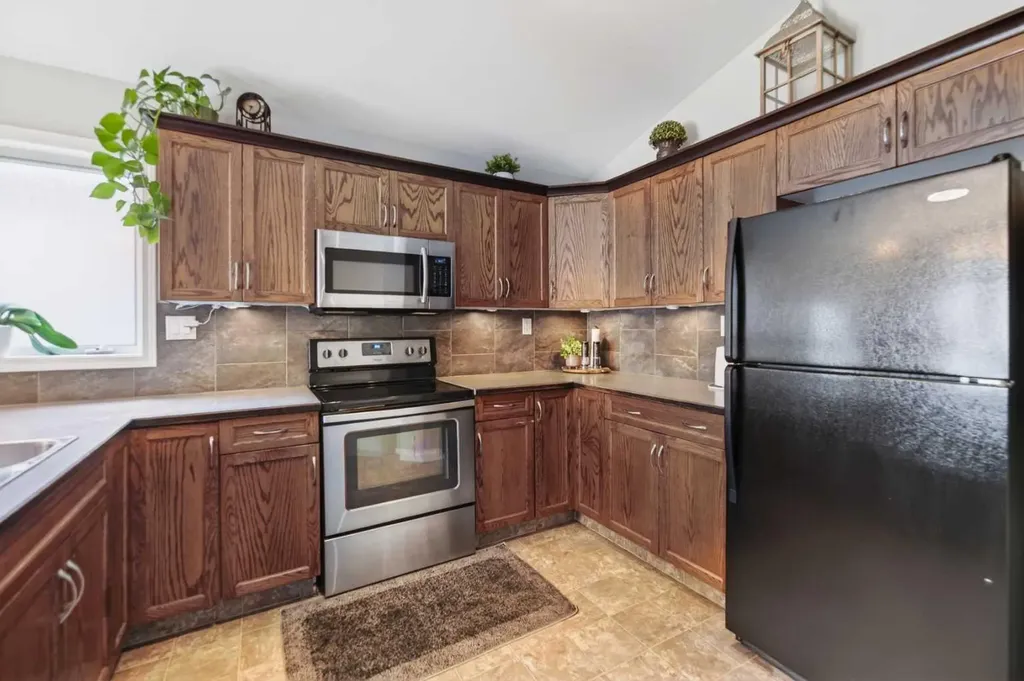 32 Reynolds Road Sylvan Lake AB T4S 0C2