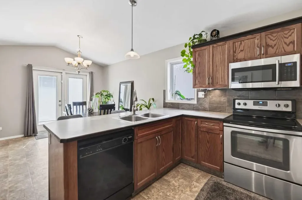 32 Reynolds Road Sylvan Lake AB T4S 0C2