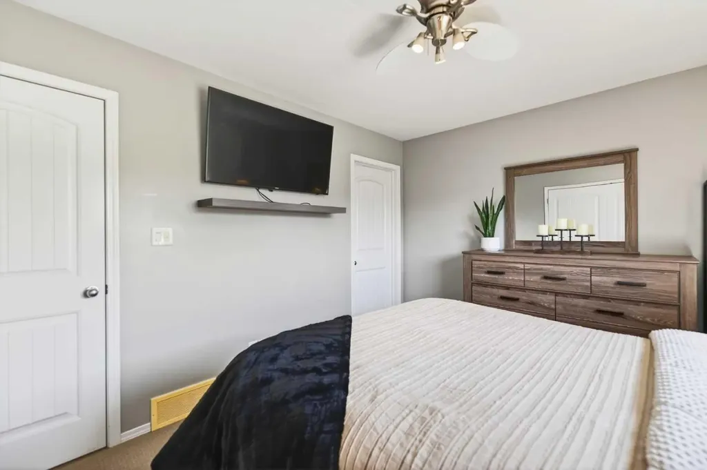 32 Reynolds Road Sylvan Lake AB T4S 0C2