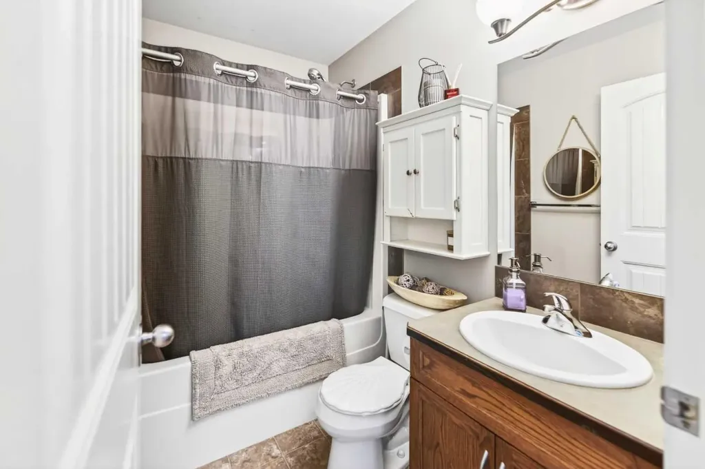 32 Reynolds Road Sylvan Lake AB T4S 0C2