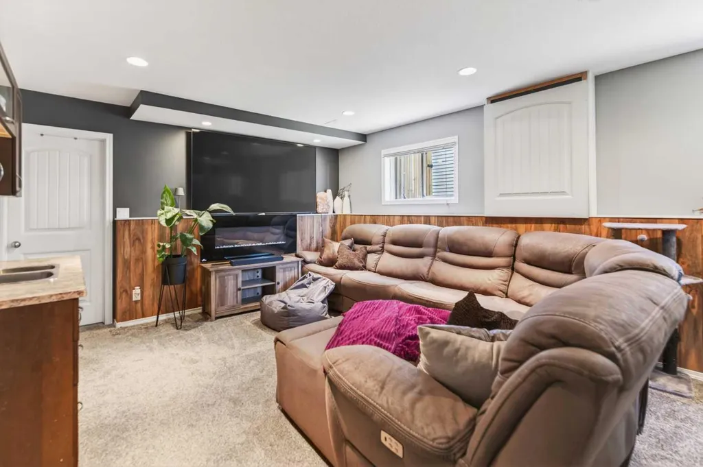 32 Reynolds Road Sylvan Lake AB T4S 0C2