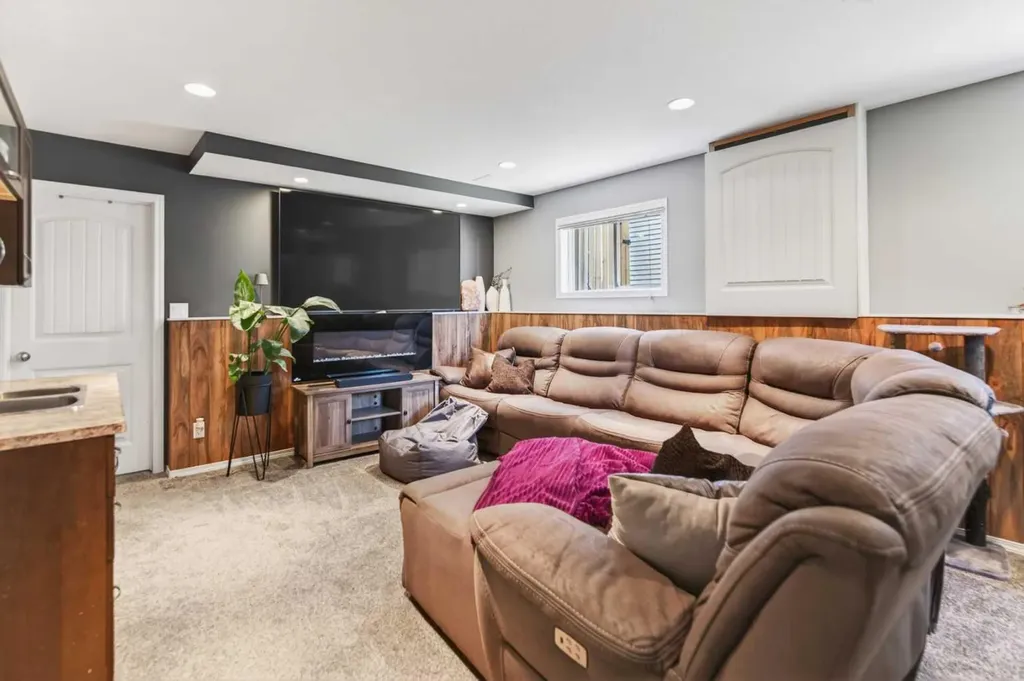 32 Reynolds Road Sylvan Lake AB T4S 0C2