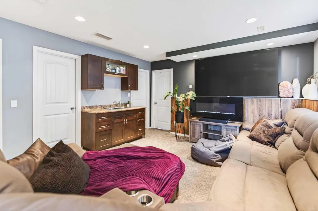 32 Reynolds Road Sylvan Lake AB T4S 0C2