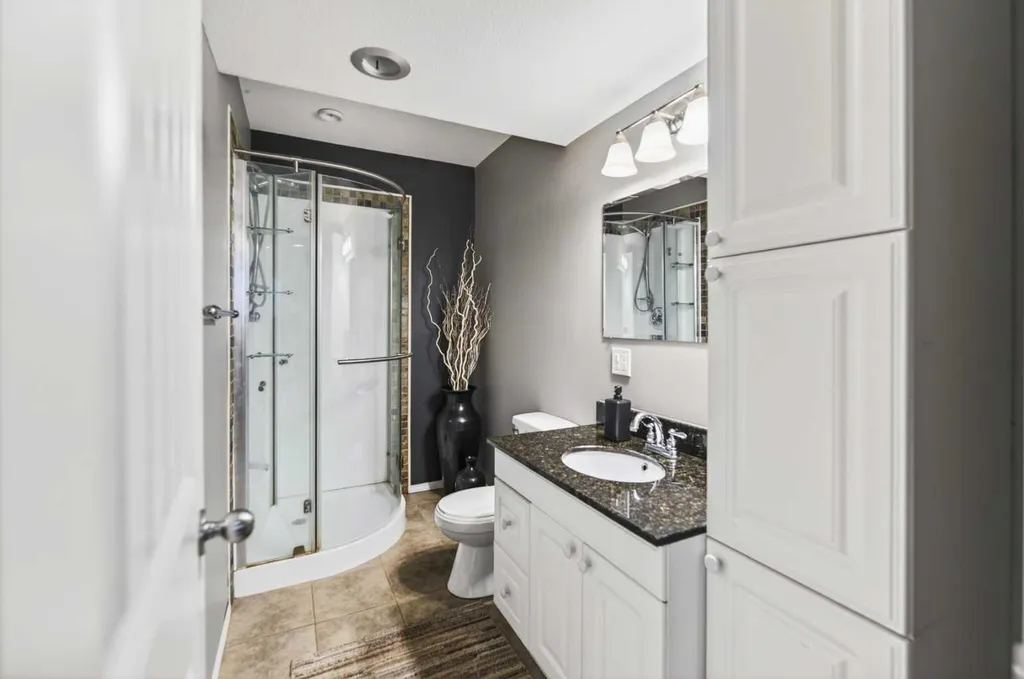 32 Reynolds Road Sylvan Lake AB T4S 0C2