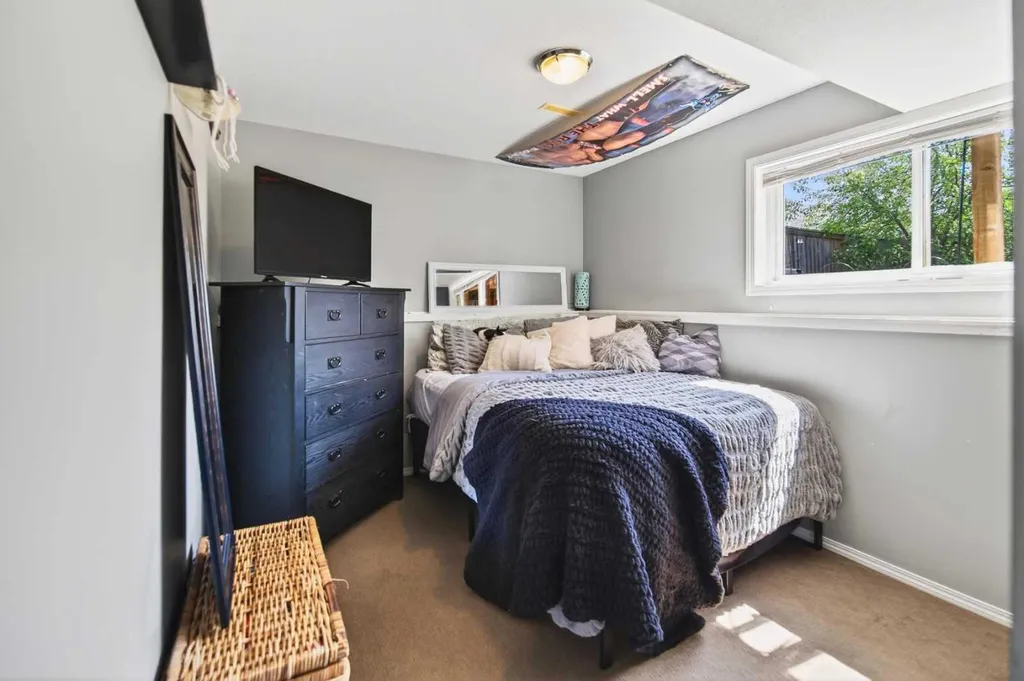32 Reynolds Road Sylvan Lake AB T4S 0C2