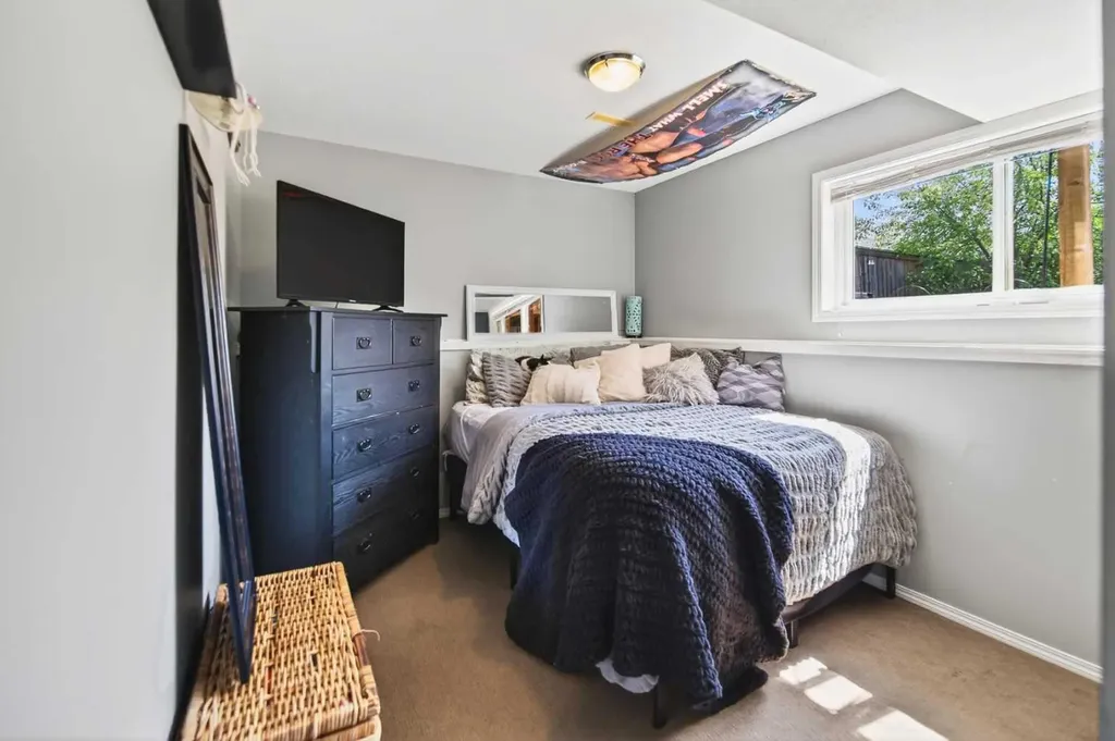 32 Reynolds Road Sylvan Lake AB T4S 0C2