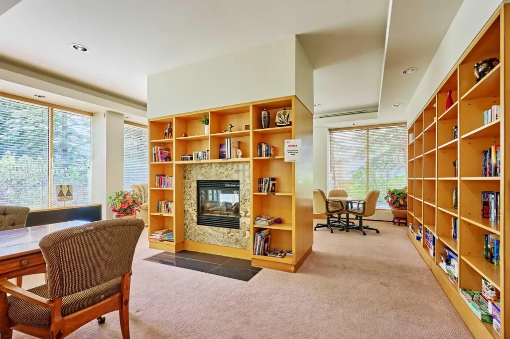 4555 Varsity Lane NW Calgary AB T3A 2V6