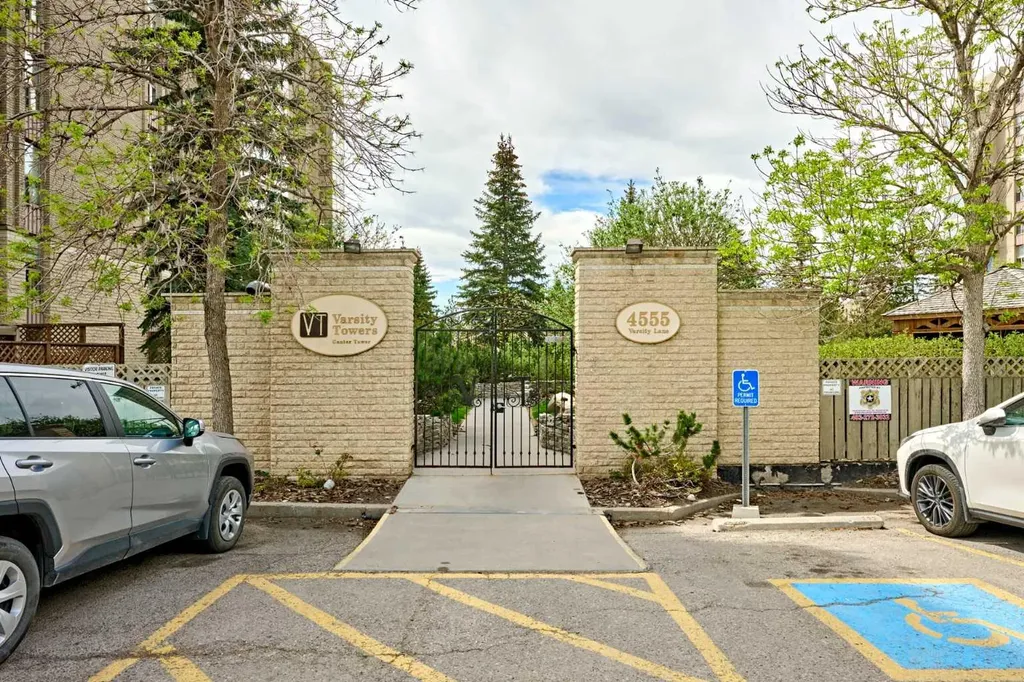 4555 Varsity Lane NW Calgary AB T3A 2V6