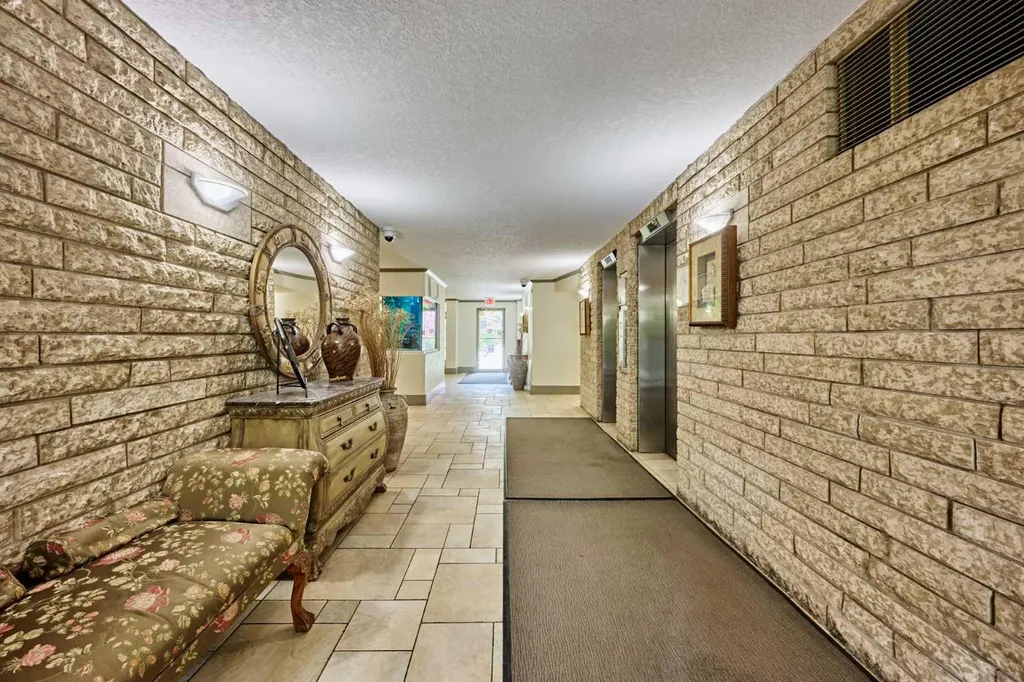 4555 Varsity Lane NW Calgary AB T3A 2V6