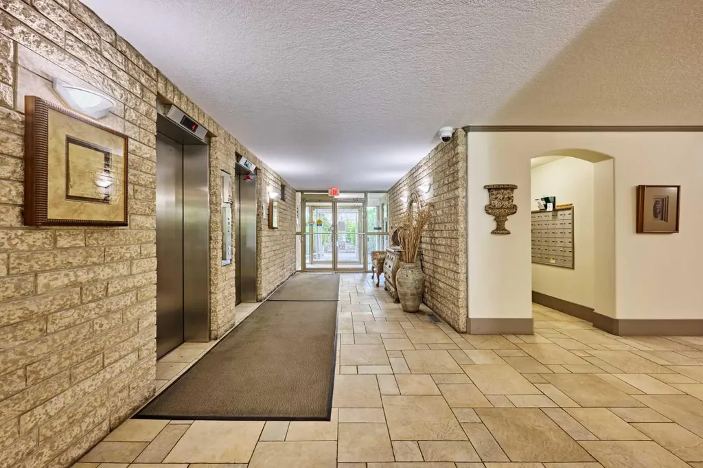 4555 Varsity Lane NW Calgary AB T3A 2V6