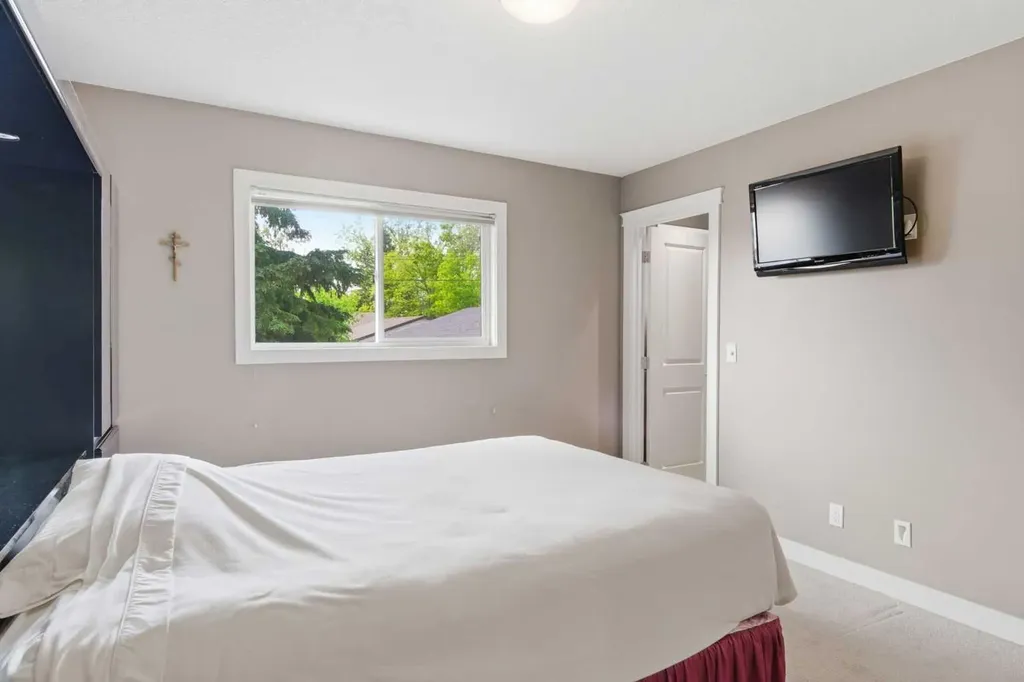 351 Queen Charlotte Road SE Calgary AB T2J4H5