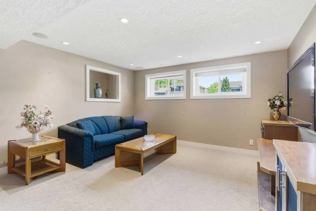 351 Queen Charlotte Road SE Calgary AB T2J4H5