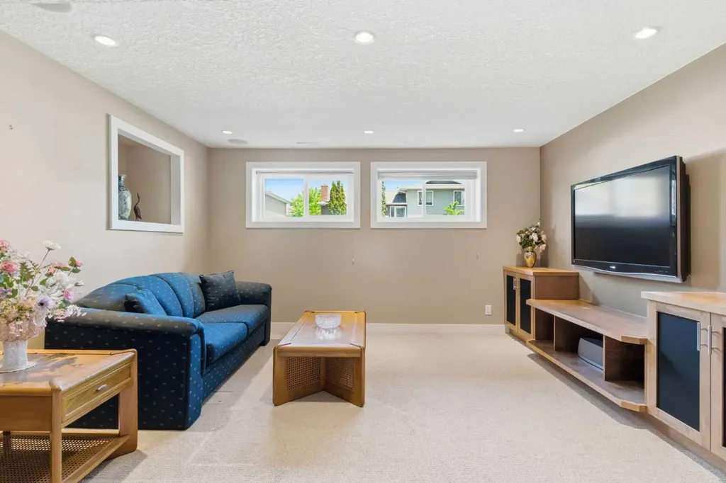 351 Queen Charlotte Road SE Calgary AB T2J4H5