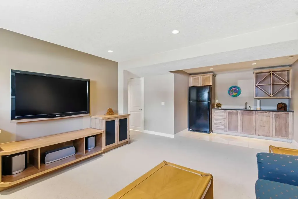 351 Queen Charlotte Road SE Calgary AB T2J4H5
