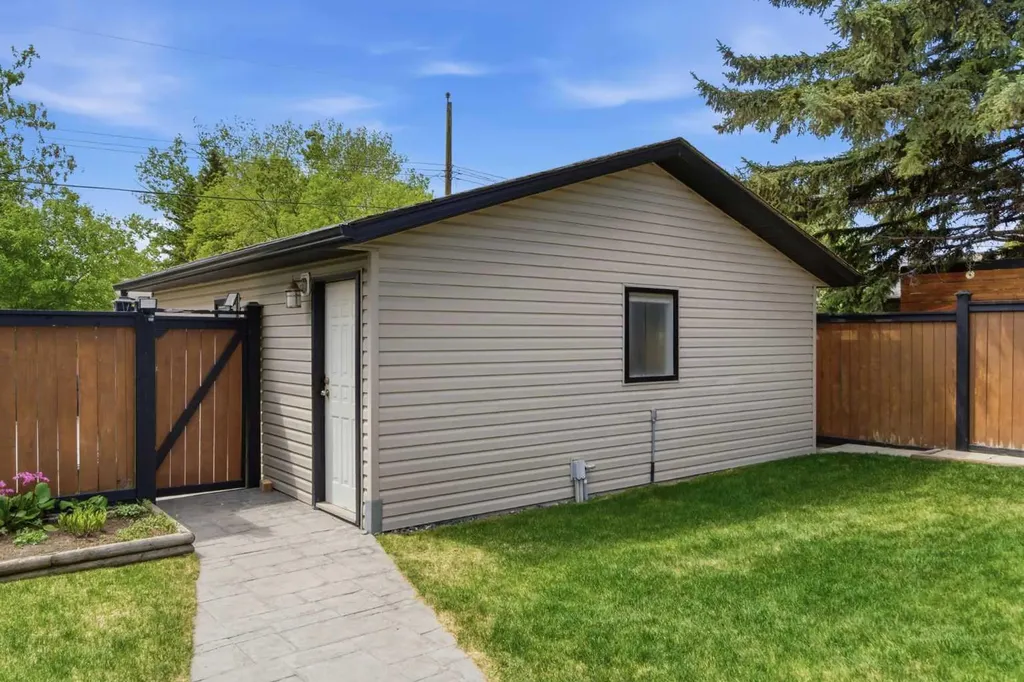 351 Queen Charlotte Road SE Calgary AB T2J4H5