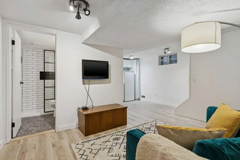 533 22 Avenue SW Calgary AB T2S 0H5