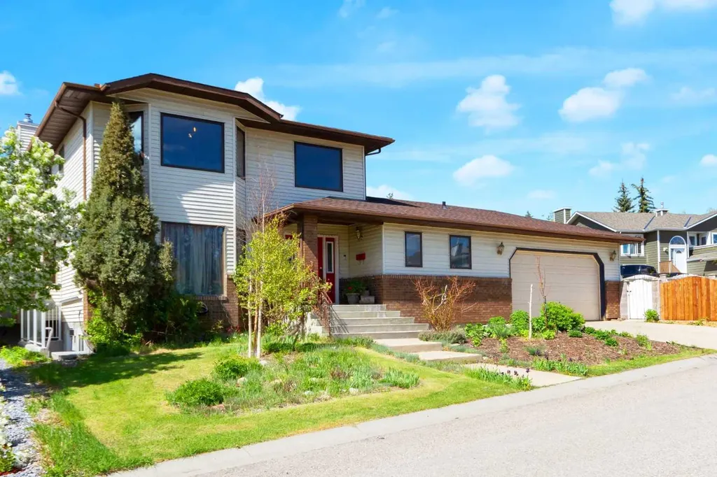 25 Deerfield Manor SE Calgary AB T2J 6Z5