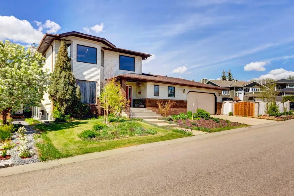 25 Deerfield Manor SE Calgary AB T2J 6Z5