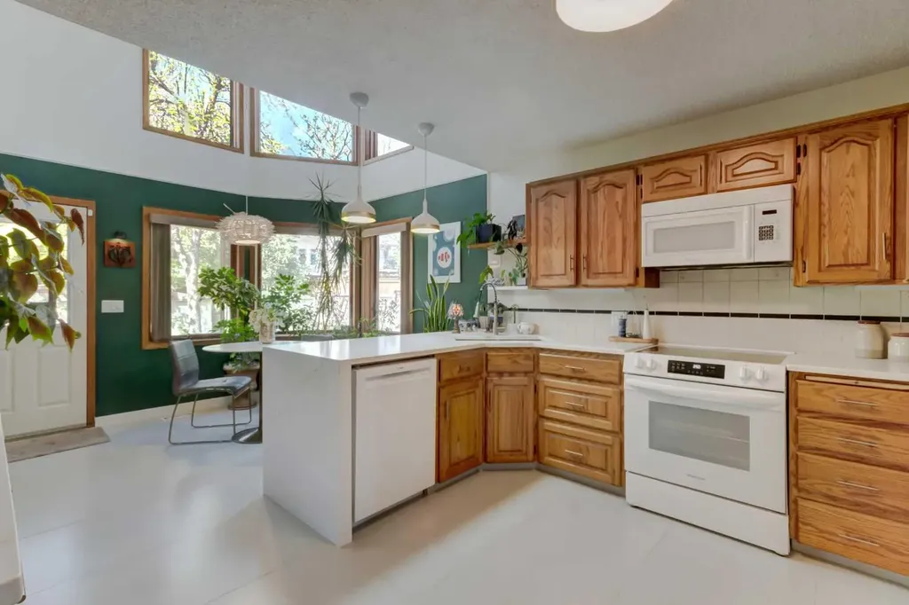 25 Deerfield Manor SE Calgary AB T2J 6Z5