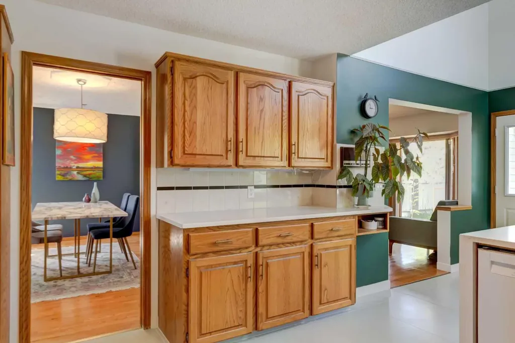 25 Deerfield Manor SE Calgary AB T2J 6Z5