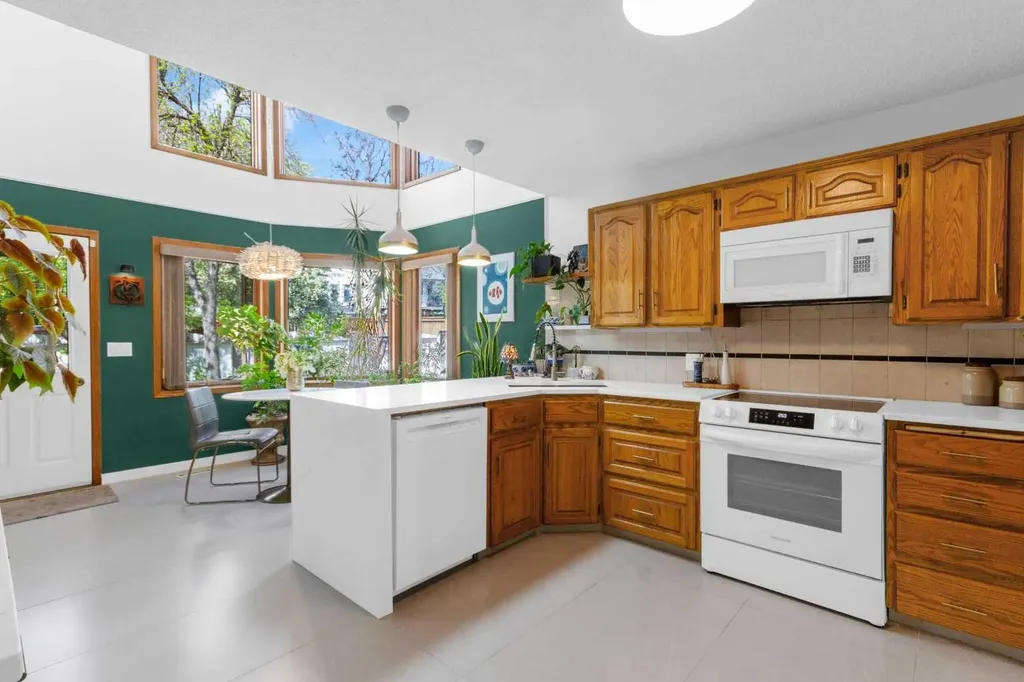 25 Deerfield Manor SE Calgary AB T2J 6Z5