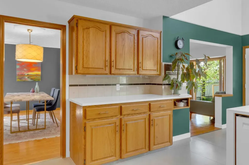 25 Deerfield Manor SE Calgary AB T2J 6Z5