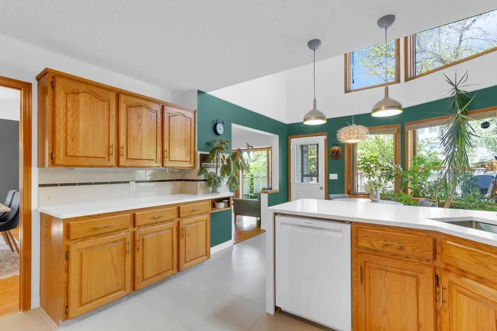 25 Deerfield Manor SE Calgary AB T2J 6Z5