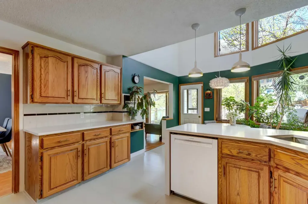 25 Deerfield Manor SE Calgary AB T2J 6Z5