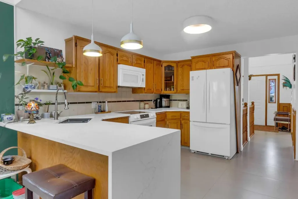 25 Deerfield Manor SE Calgary AB T2J 6Z5