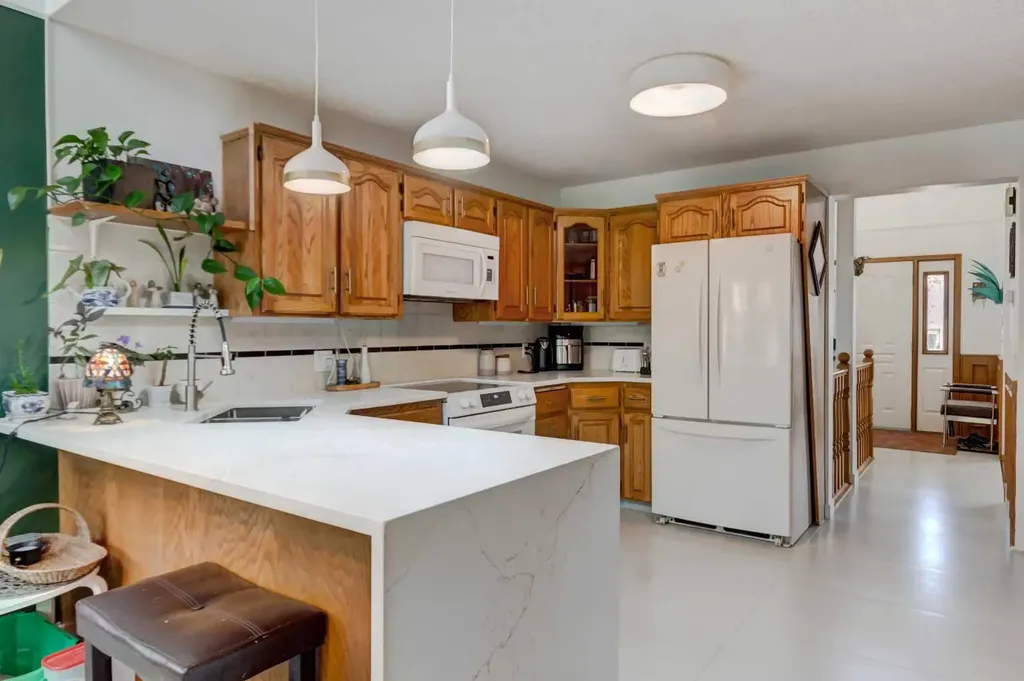 25 Deerfield Manor SE Calgary AB T2J 6Z5