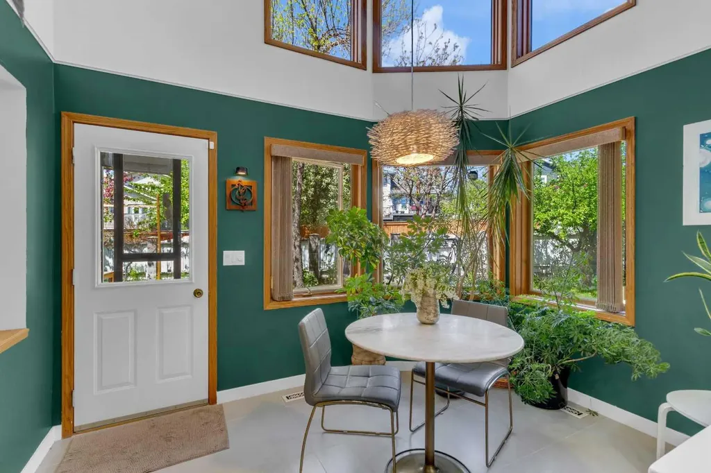25 Deerfield Manor SE Calgary AB T2J 6Z5
