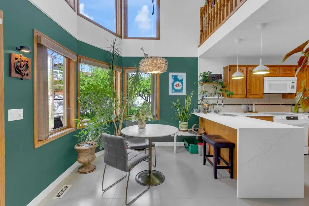 25 Deerfield Manor SE Calgary AB T2J 6Z5