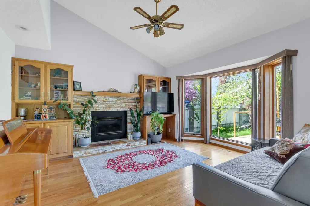25 Deerfield Manor SE Calgary AB T2J 6Z5